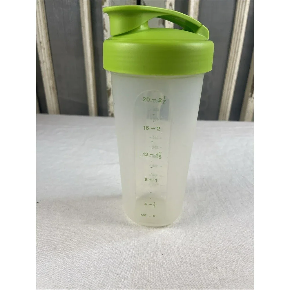 Tupperware 23 oz. Quick Shake Blender Container With Wheel #7320